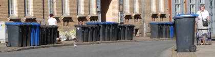 Bild: Abfallbehälter stehen zur Abholung am Strassenrand bereit.